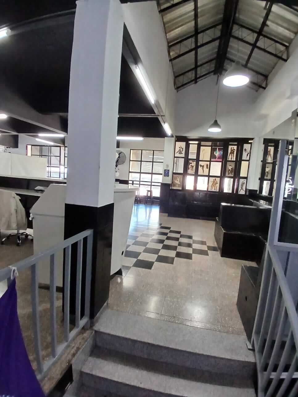 Vista del estudio de baile con espejos